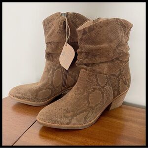 🆕 {Söfft} Aronna Waterproof Leather Snake Slouch Boots